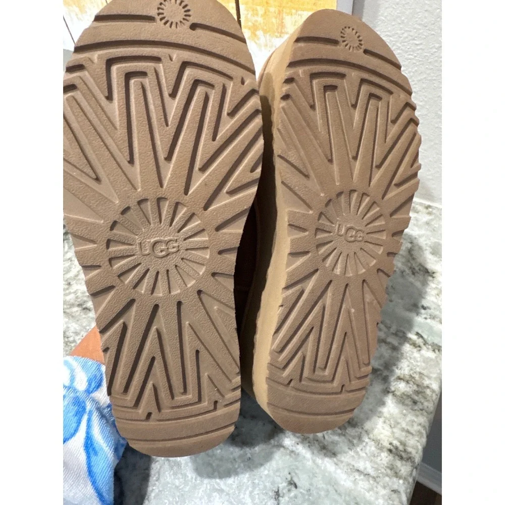 UGG Women's Classic Ultra Mini Platform Boot in Chestnut size 7